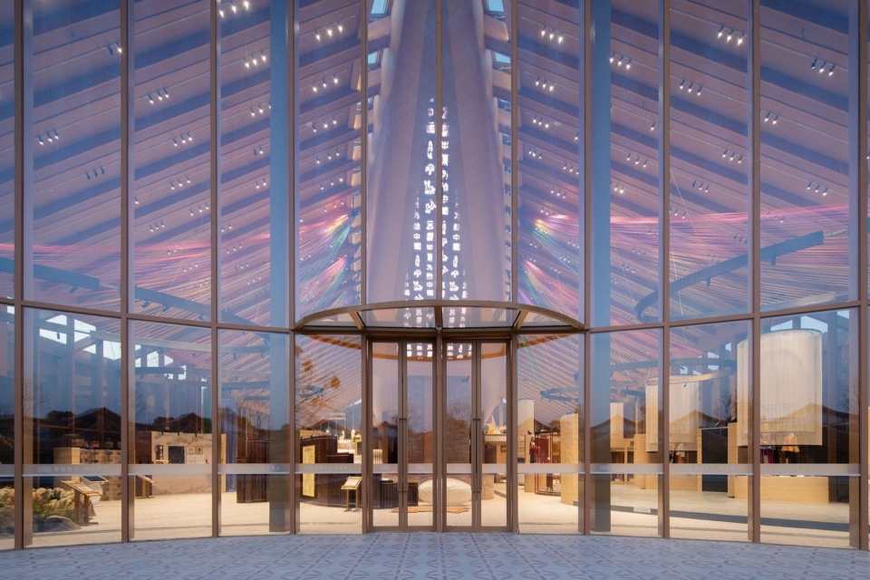 建筑主入口夜景 / Main entrance at night