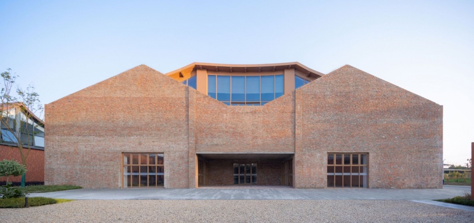 建筑后立面视角 / Rear facade