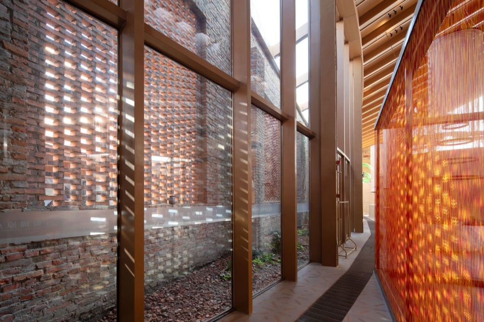 由首层展区看向庭院 / View from the ground-floor exhibition area towards the courtyard