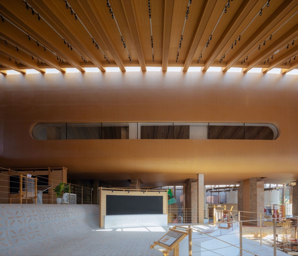 由阶梯展区看向梭形展厅 / Shuttle-shaped exhibition hall