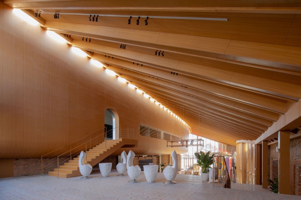 由阶梯展区看向梭形展厅 / View from the stepped exhibition area towards the shuttle-shaped exhibition hall