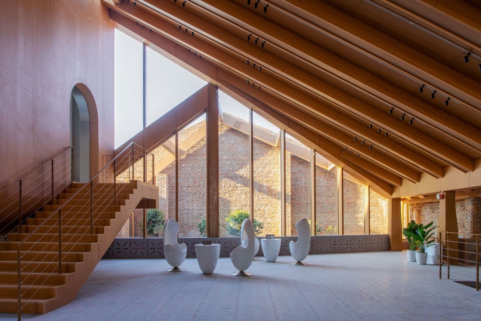由阶梯展厅看向二层庭院 / View towards the second-floor courtyard