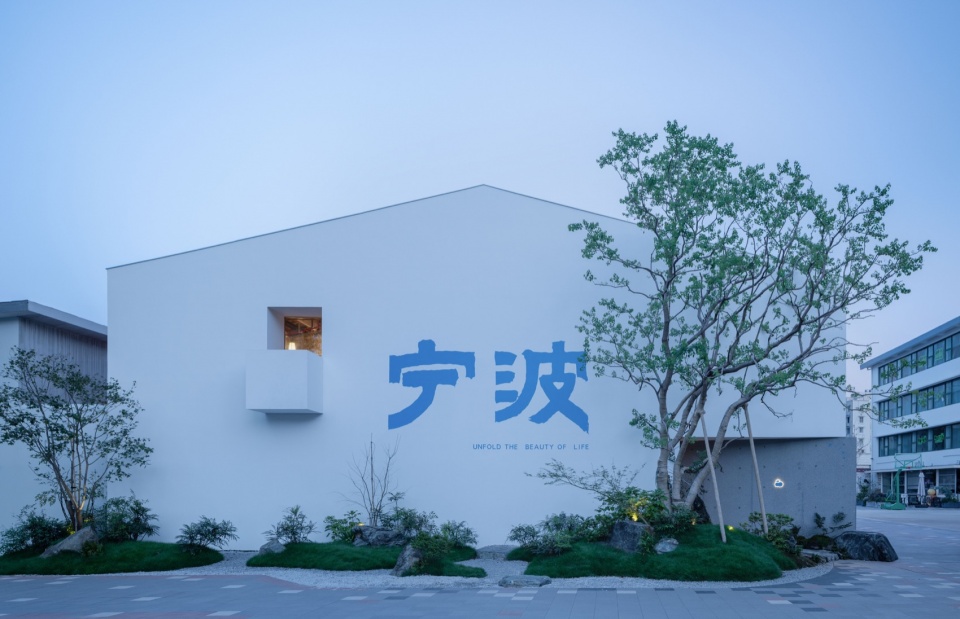 东侧山墙与蓝色宁波标识 / East gable and blue Ningbo lettering