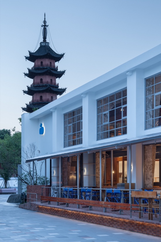 建筑与天封塔 / The building and Tianfeng Pagoda