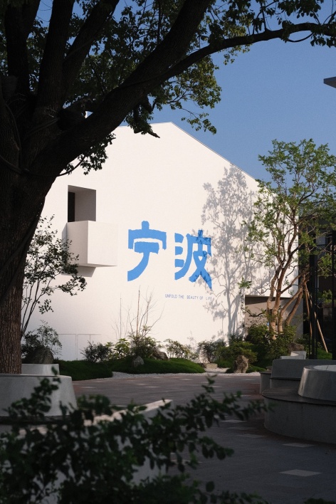 白色山墙与树影 / White gable and tree shadows