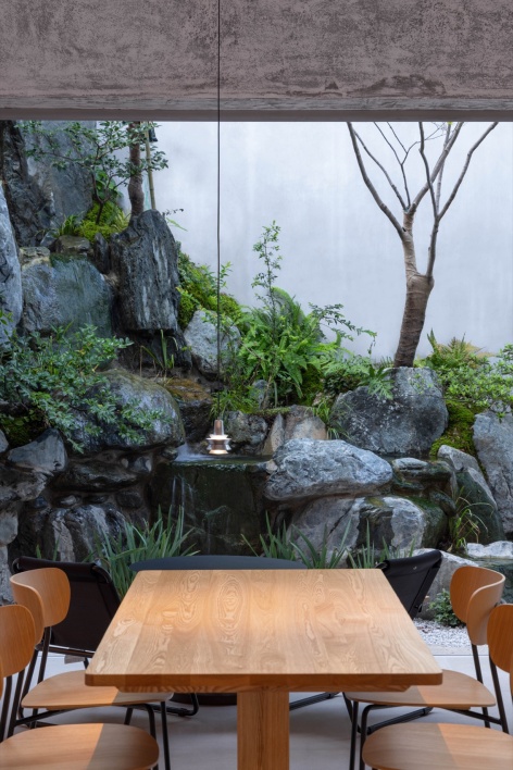 沿窗的景观座位 / Window seats facing the garden