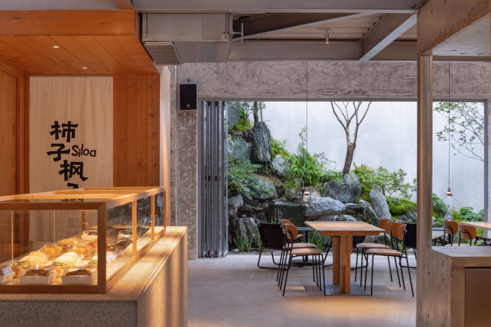 面包展示与庭院 / Bakery display and garden