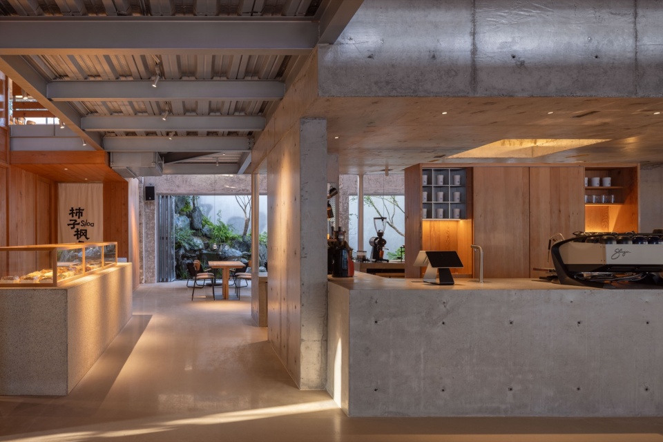 吧台背柜与夜间氛围 / Bar cabinetry and evening atmosphere