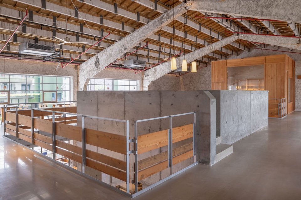 吧台上方的二层空间 / Upper-floor space above the bar