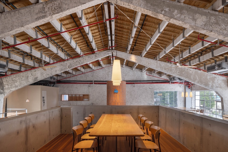 屋架下的用餐区 / Dining beneath the roof trusses