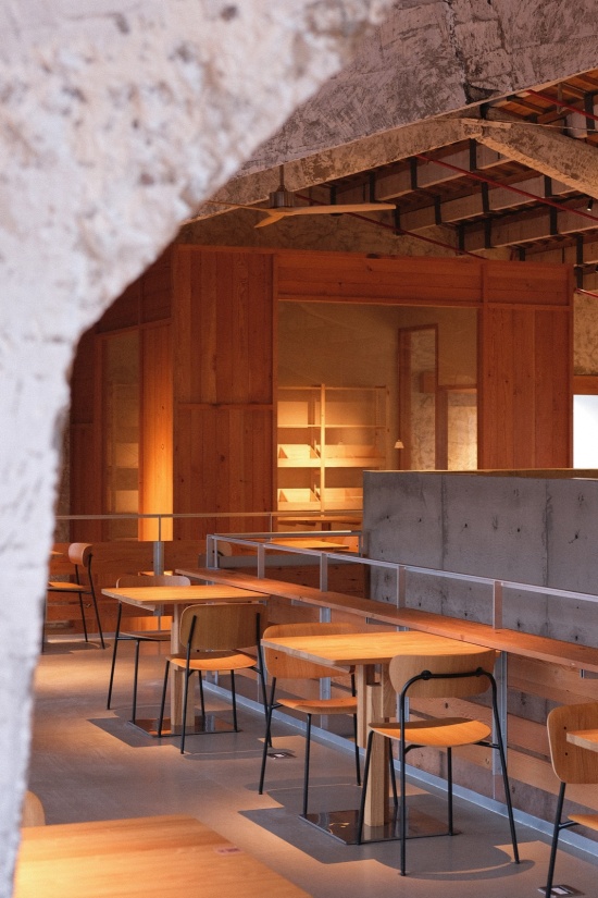 贯穿两层的木屋体块 / The wooden volume spans two floors