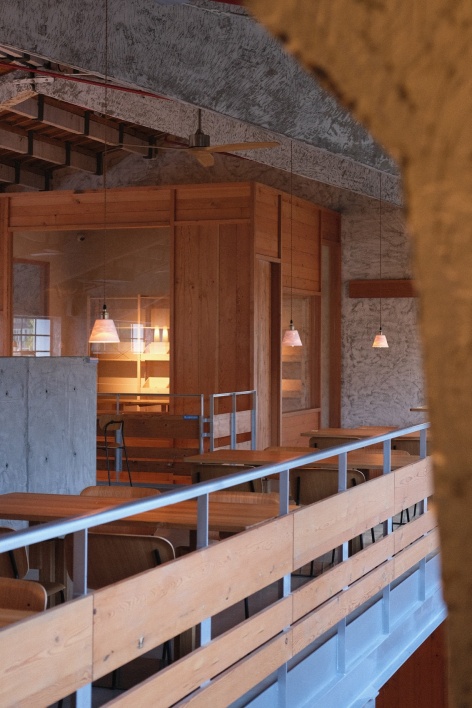 木屋与混凝土体块 / Wooden and concrete volumes