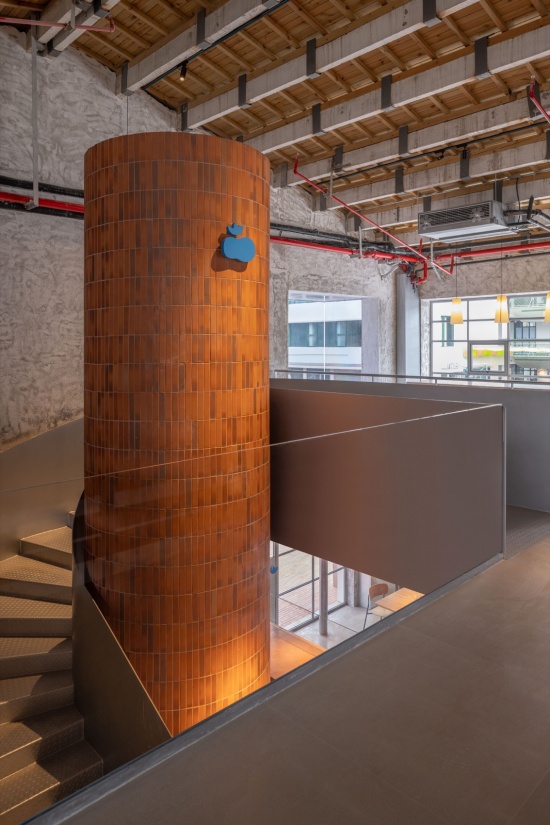 红砖窑炉与旋转楼梯 / Brick oven and spiral stair
