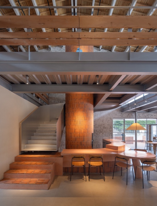两层通高的红砖窑炉 / The two-storey brick oven