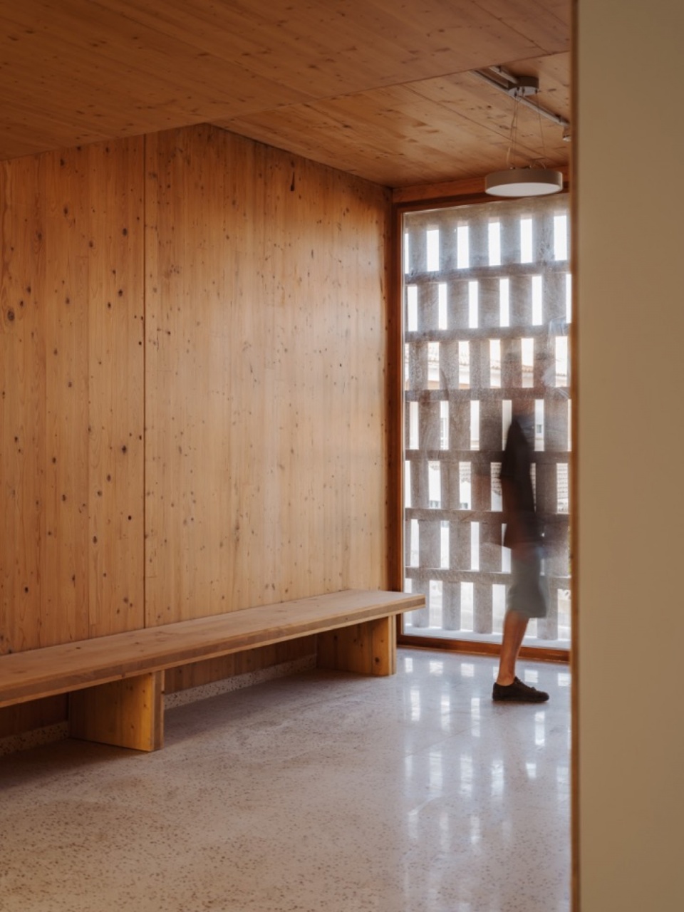 木质等候区与格栅透入的光线 / Timber waiting area and light filtered through the screen