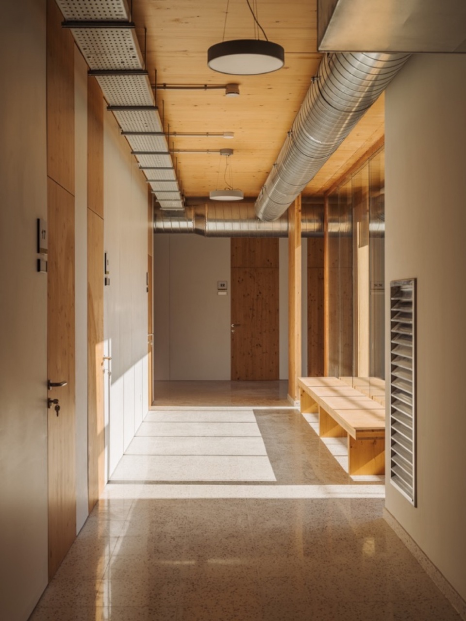 通向庭院的走廊 / Corridor opening towards the courtyard