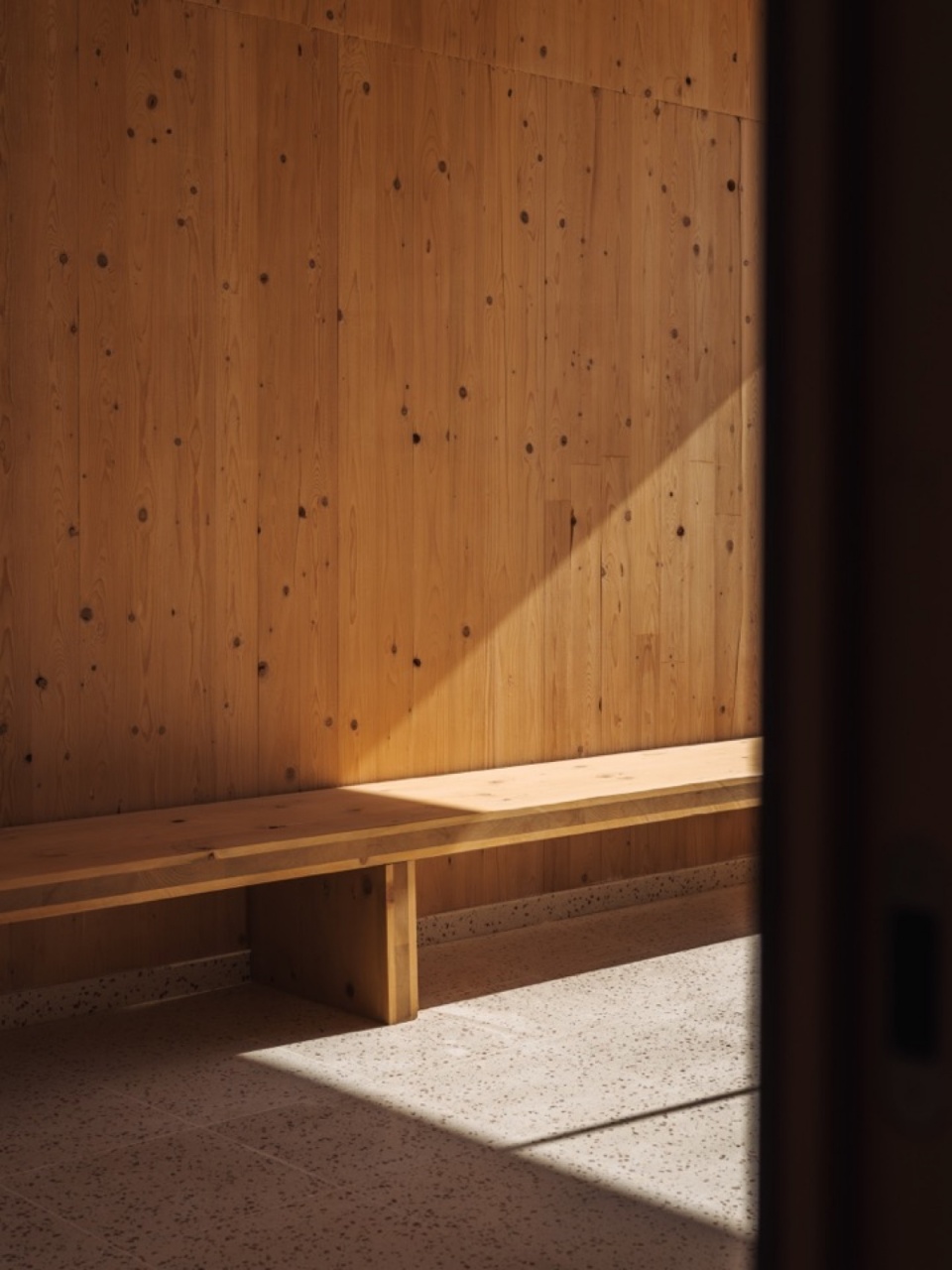 阳光下的窗边座椅 / Sunlit window-side seating