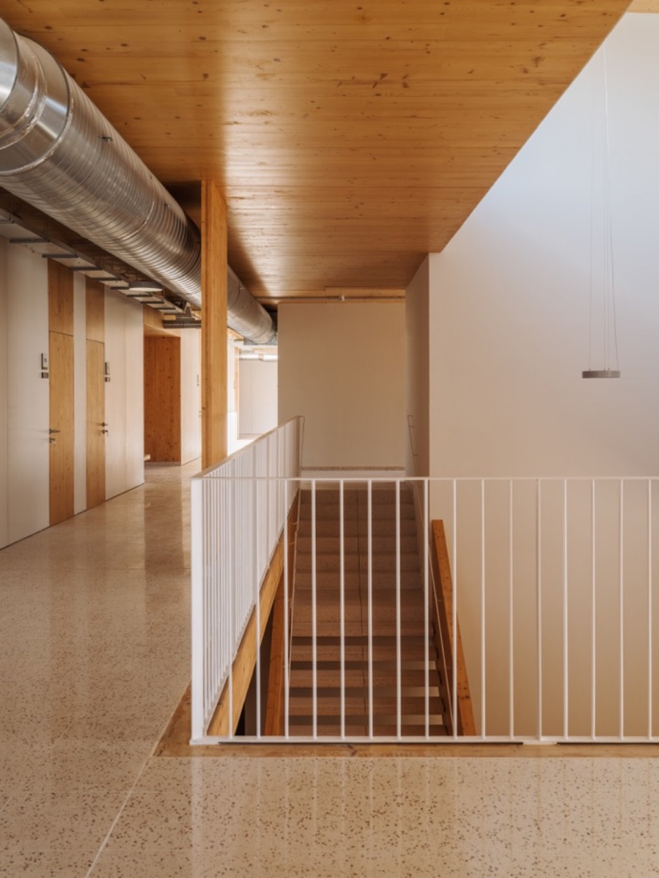 二层走廊与楼梯开口 / Upper-floor corridor and stair opening