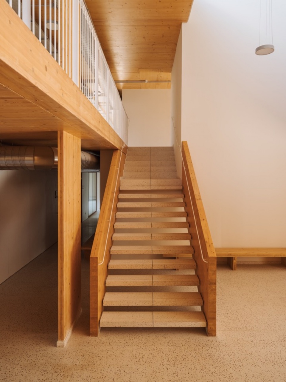 连接两层的木楼梯 / Timber stair connecting the two floors