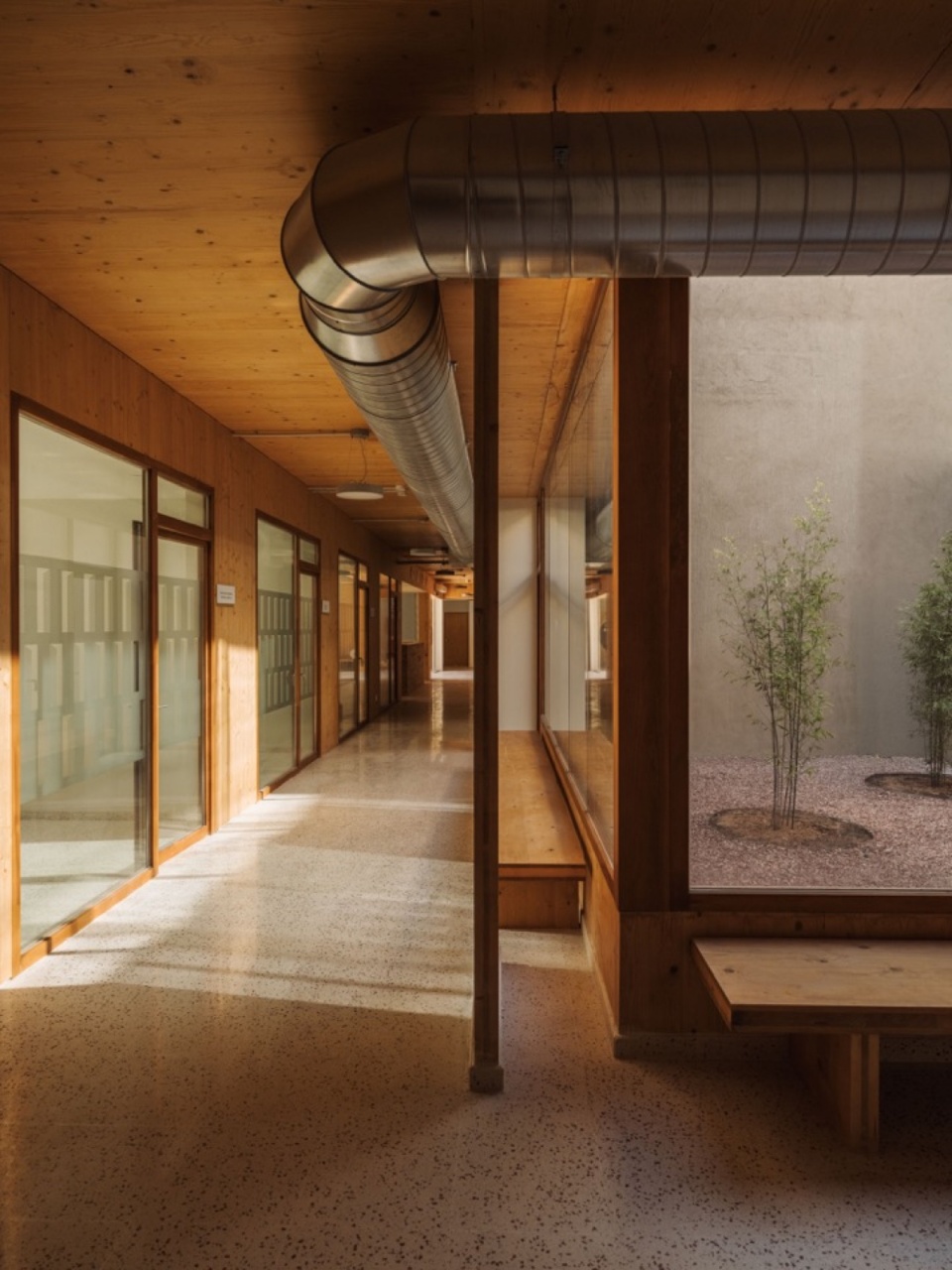 庭院旁的通行与停留空间 / Circulation and resting spaces beside the courtyard