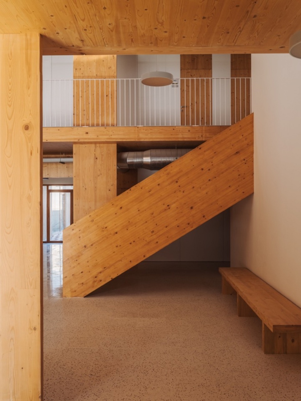 楼梯与上层空间 / Staircase and upper-level space