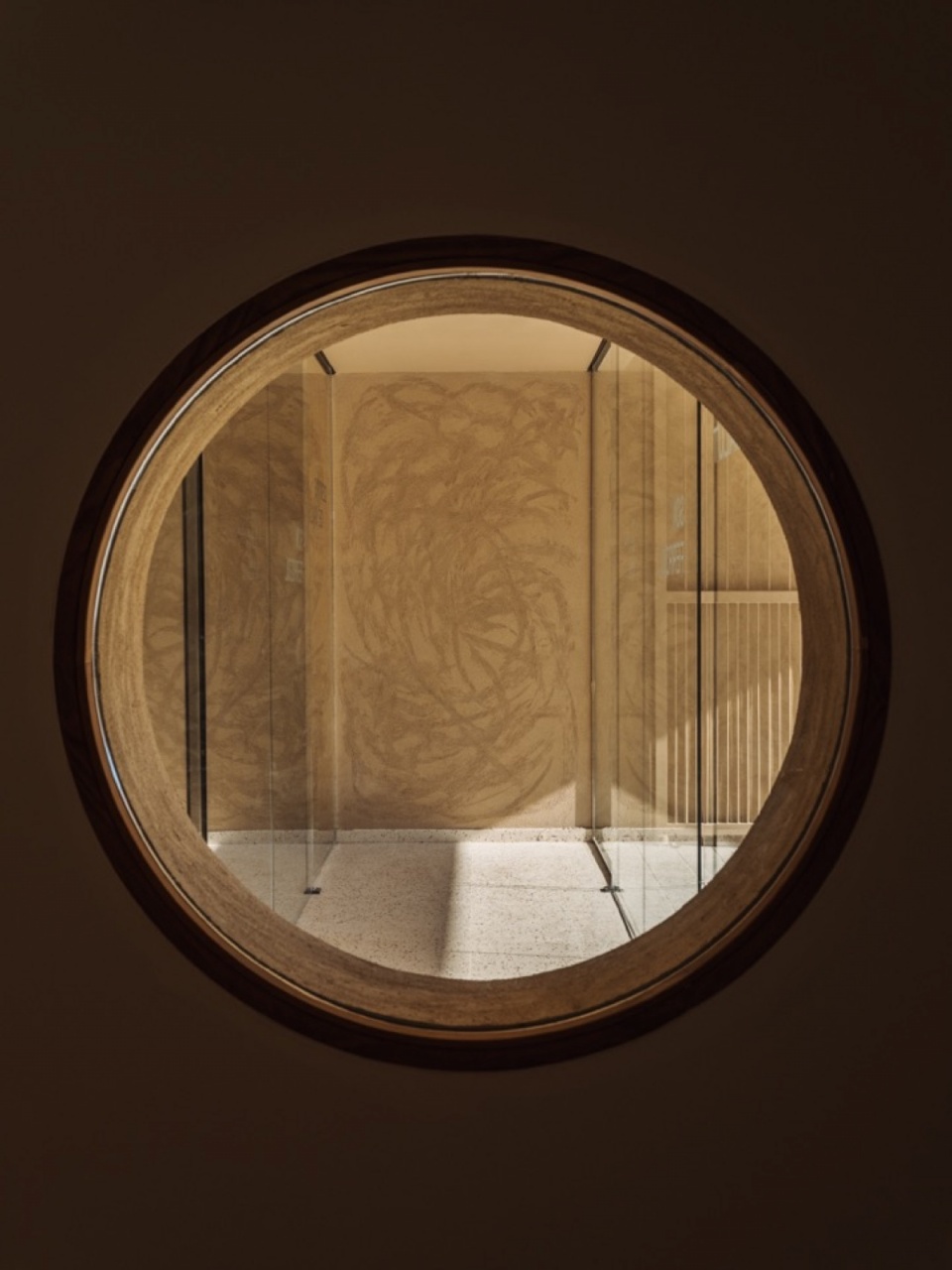 圆窗框取的庭院景色 / Courtyard view framed by a circular window