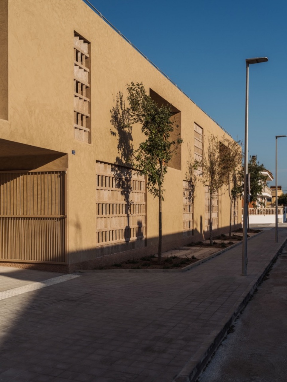 医疗中心沿街立面 / Street facade of the health centre