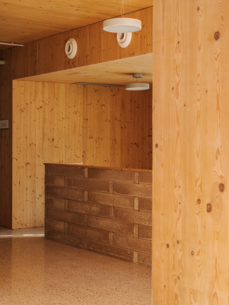 木质入口与接待空间 / Timber entrance and reception space