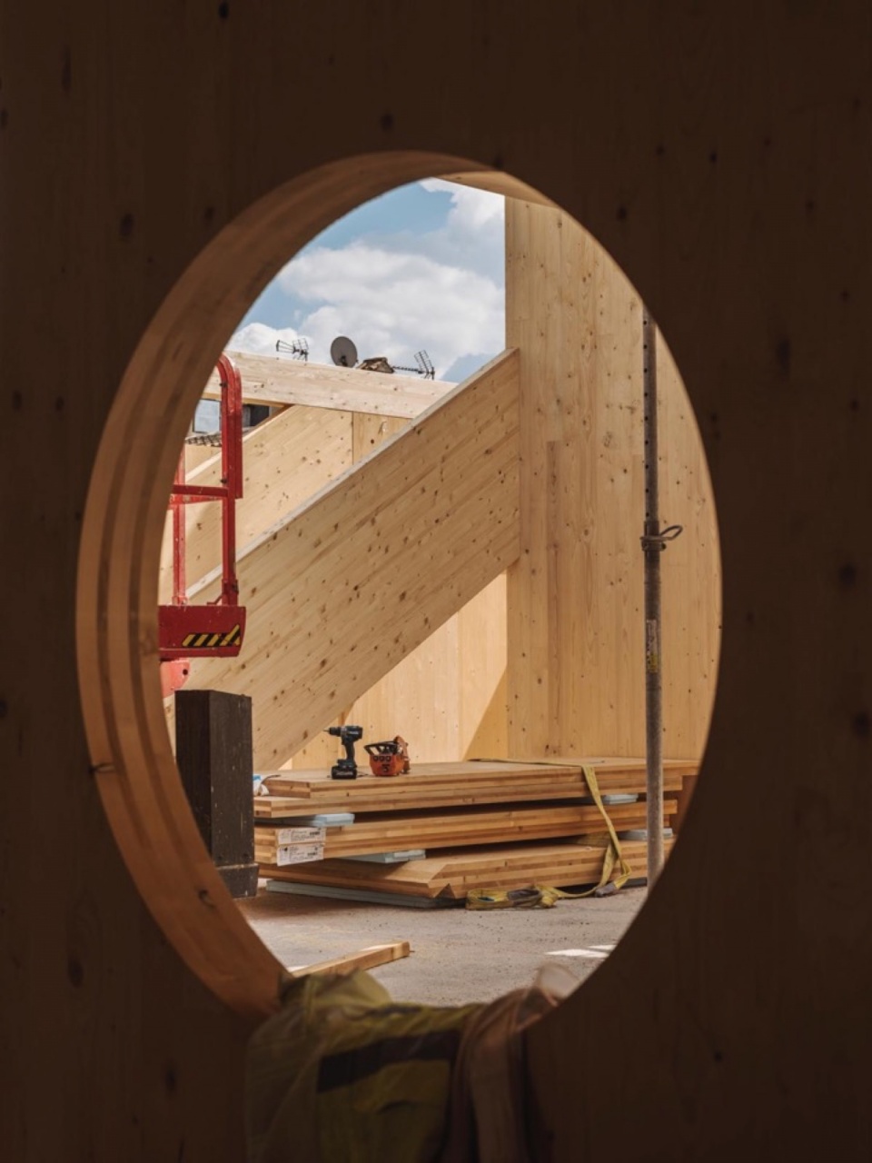 施工中的圆窗开口 / Circular window opening during construction