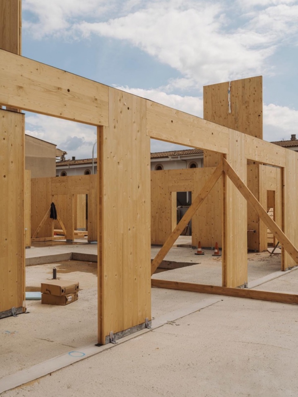 木结构构件的现场装配 / On-site assembly of timber components