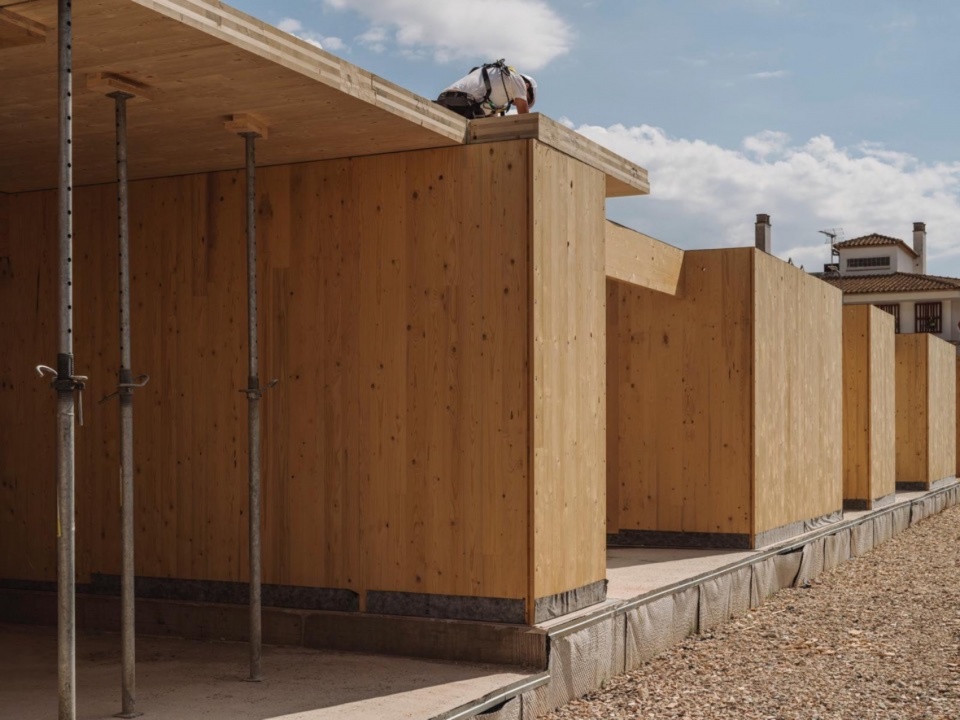 施工阶段的木结构外观 / Exterior timber structure during construction