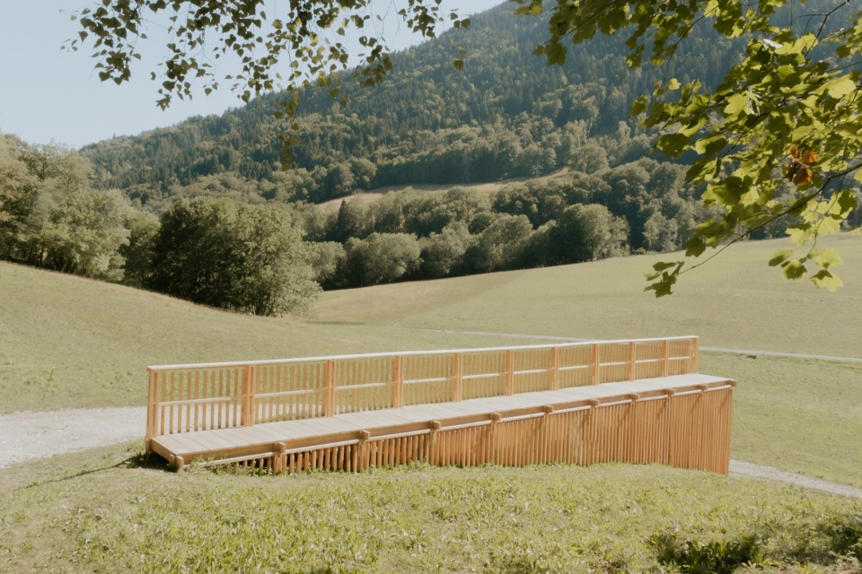 坡地上的木构装置 / Timber installation on the slope