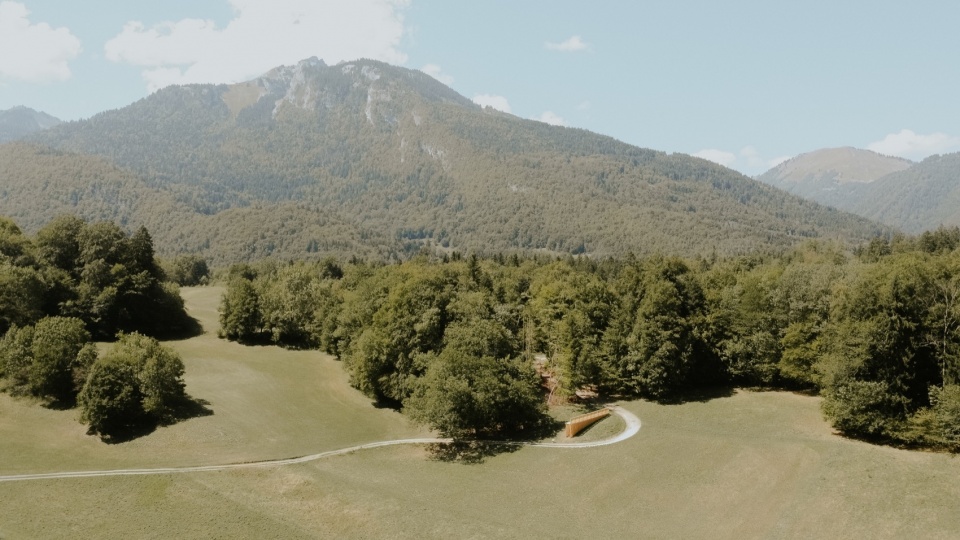 阿尔卑斯山谷景观 / Alpine valley landscape