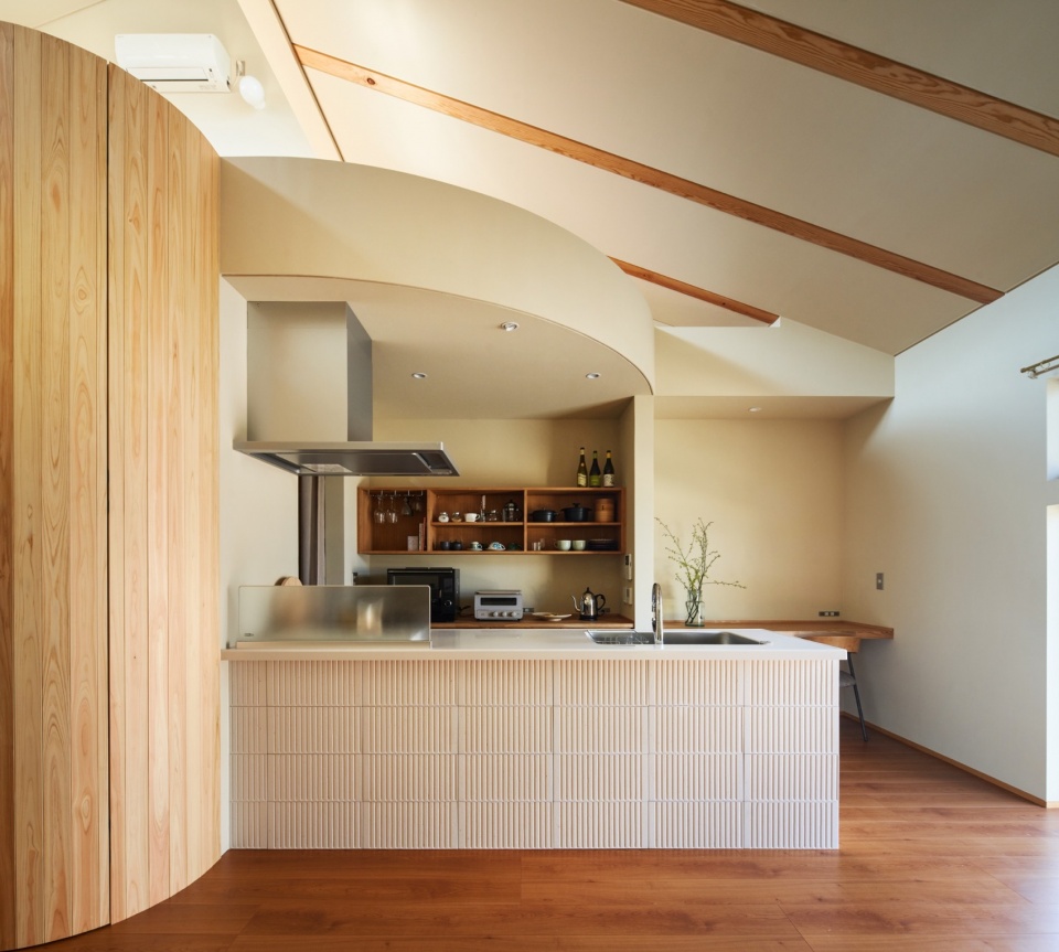 厨房与弧形体量 / Kitchen and curved volume