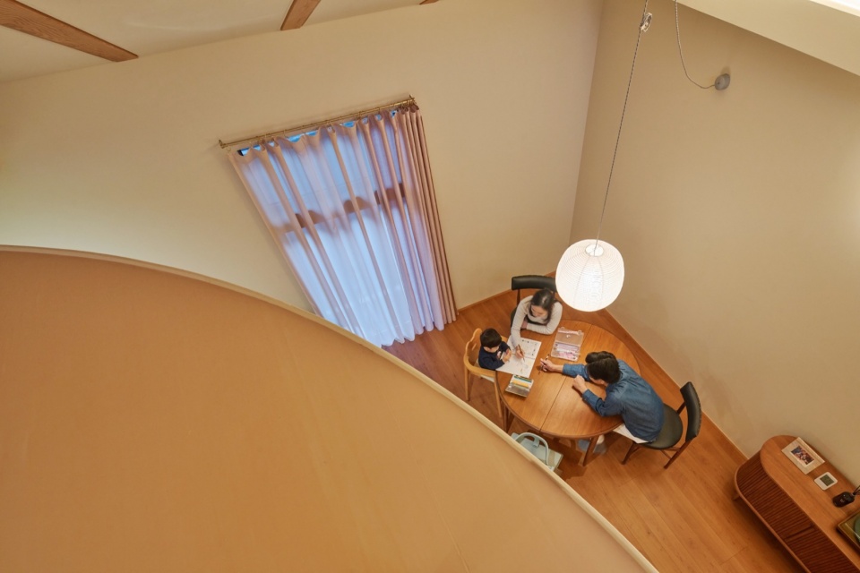 弧墙围合的家庭餐桌 / Family dining beside the curved wall