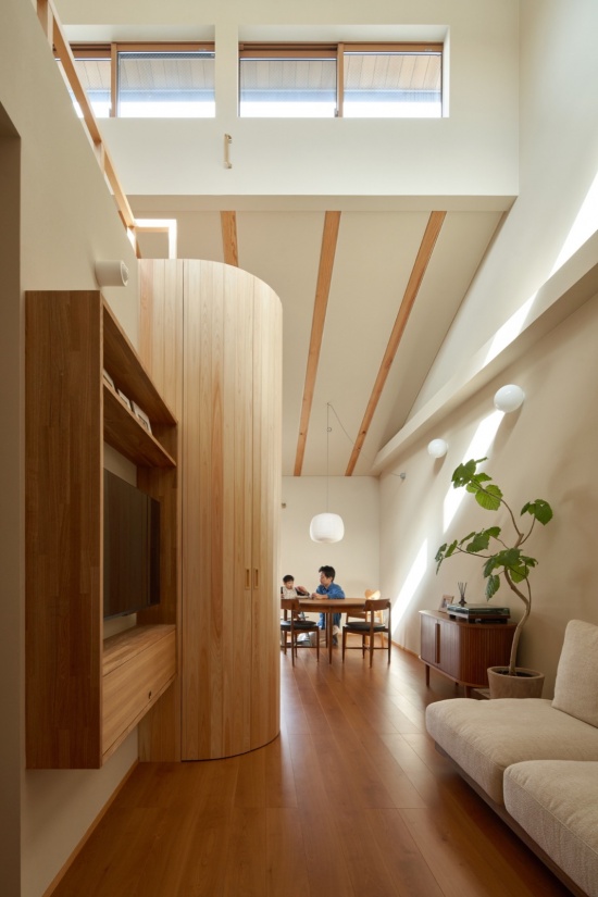 坡屋顶下的起居空间 / Living beneath the pitched roof