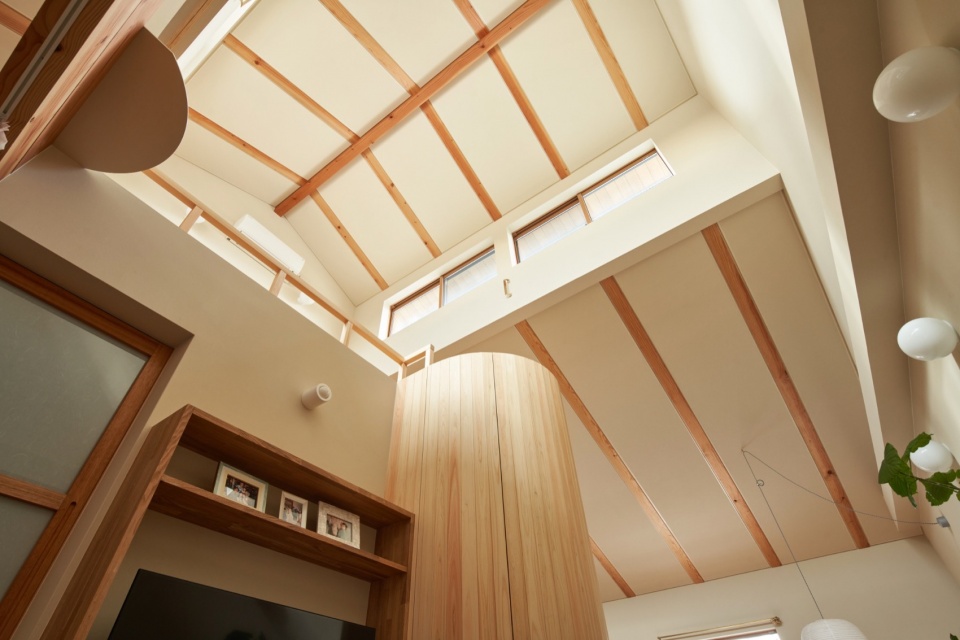 连续的外露木椽 / Continuous exposed timber rafters