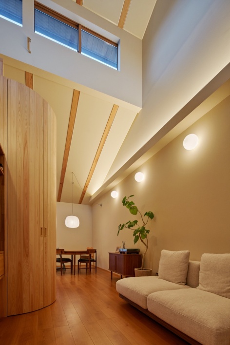沿坡顶展开的间接照明 / Indirect light along the sloping ceiling