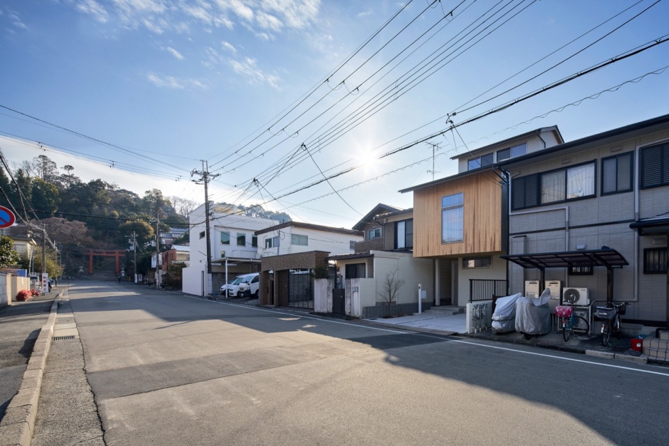 吉田神社南侧参道旁的住宅 / House along the southern approach to Yoshida Shrine