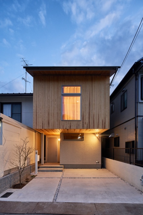 木立面后的暖光 / Warm light behind the timber facade