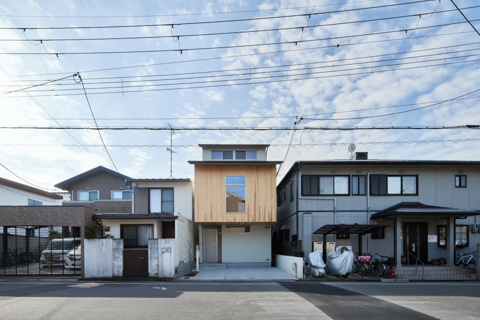 街道中的住宅 / The house in its streetscape