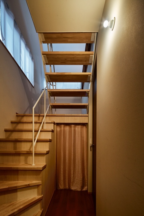 由入口向上的木楼梯 / Timber stair above the entrance