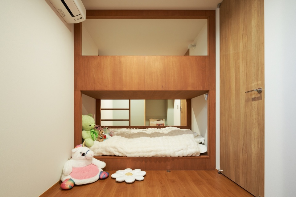 卧室内的小开口 / Small opening within the bedroom