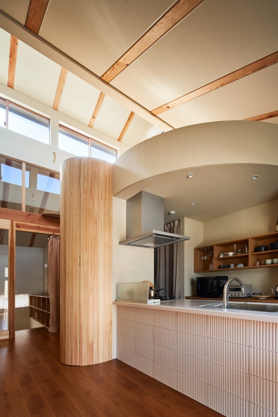 移动中显隐的弧形体量 / Curved volume concealing and revealing spaces