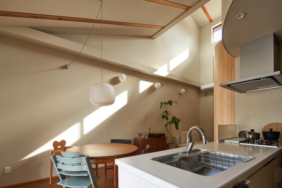 坡顶与墙面上的光线 / Light across the sloping ceiling and walls