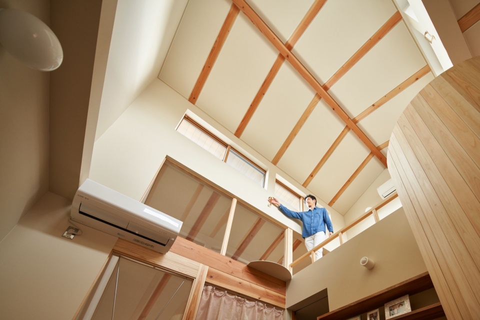 生活空间上方的屋顶结构 / Roof structure above the living space