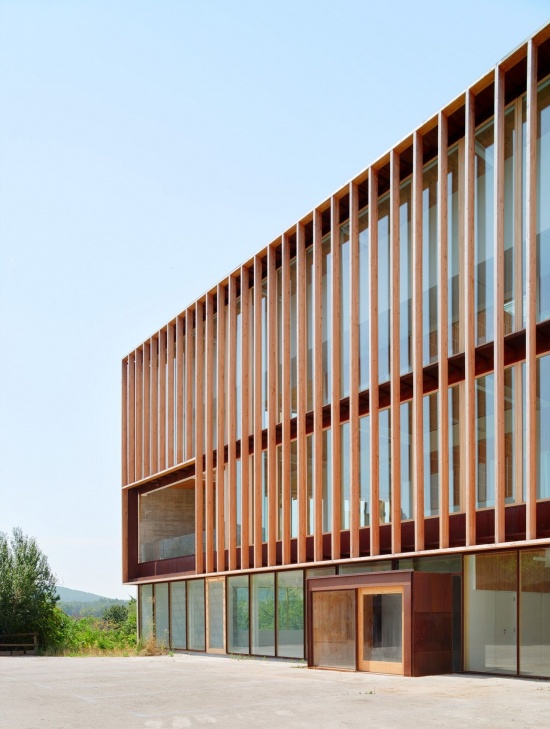 广场一侧的格栅立面,Slatted facade along the plaza