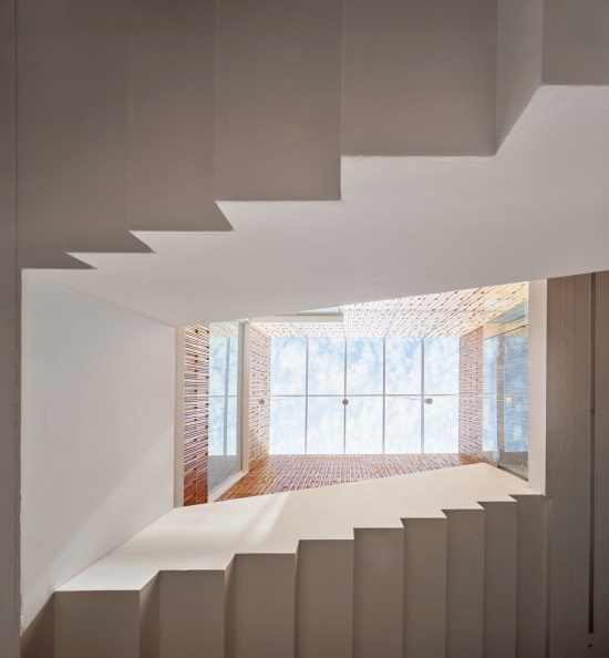 向上望见的楼梯与采光,Upward view of stairs and daylight