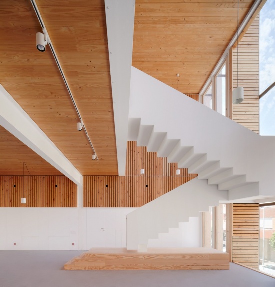 通高空间与楼梯,Double-height space and staircase