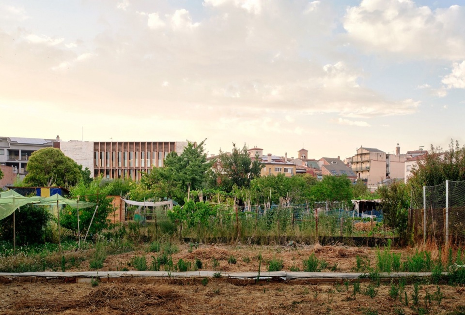 暮色中的建筑与菜园,Library and gardens at dusk